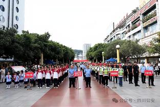 人气真的高！晚宴结束，C罗在护送下离开宴会厅